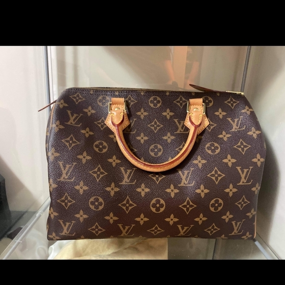 Louis Vuitton - Picture 3 of 4